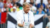 Age Hareide memberikan pengarahan kepada para pemain Denmark. (Foto: Kai Pfaffenbach/Reuters).