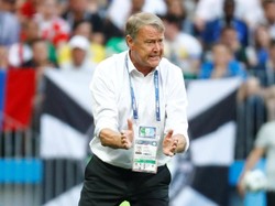 Age Hareide memberikan pengarahan kepada para pemain Denmark. (Foto: Kai Pfaffenbach/Reuters).