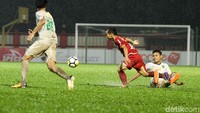 Pertandingan antara Persija melawan Persebaya berlangsung ditengah guyuran hujan.