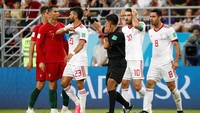 Pemain Iran bersikeras Ronaldo sudah menyikut Pouraliganji. Wasit Enrique Caceres pun harus meninjau kejadian dengan VAR. (Foto: Murad Sezer/Reuters)