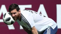 Beban berat pun tertumpuk di pundak Messi. REUTERS/Albert Gea.