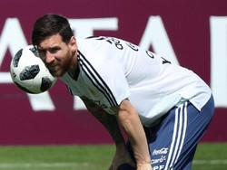 Beban berat pun tertumpuk di pundak Messi. REUTERS/Albert Gea.