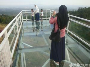 Pamer Jari Bertinta Pilkada Bisa Selfie Gratis di Jembatan Kaca Ini