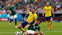 Pelanggaran terhadap Marcus Berg oleh Hector Moreno berbuah penalti untuk Swedia. REUTERS/Jason Cairnduff.