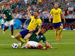 Pelanggaran terhadap Marcus Berg oleh Hector Moreno berbuah penalti untuk Swedia. REUTERS/Jason Cairnduff.