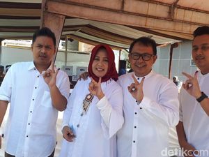 Usai Nyoblos, Cawalkot Yossi Bersama Keluarga Pose Dua Jari Usai Nyoblos, Cawalkot Yossi Bersama Keluarga Pose Dua Jari