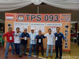 Menengok TPS Piala Dunia di Kota Bekasi, Petugas Berkaos Jersey Menengok TPS Piala Dunia di Kota Bekasi, Petugas Berkaos Jersey
