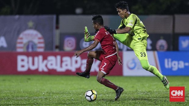 Ramdani Lestaluhu gagal memaksimalkan peluang dari Riko Simanjuntak. (