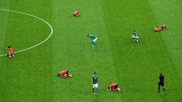 Pemain-pemain Korea Selatan berselebrasi setelah menang 2-0 atas Jerman di laga terakhir Grup F.