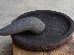 Bersih Bebas Bakteri, Begini 3 Cara Tepat Membersihkan Ulekan Batu