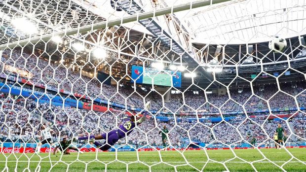 Gol cepat Lionel Messi sempat mengangkat performa Argentina di babak pertama.