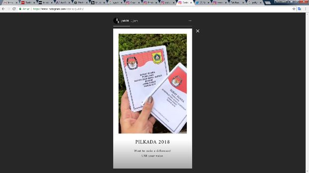 Yuki Kato memamerkan surat suaranya.