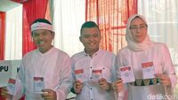 Dedi Mulyadi dan Keluarga Kompak Putih-putih