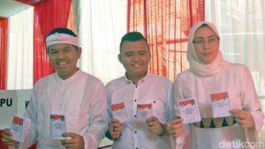 Dedi Mulyadi dan Keluarga Kompak Putih-putih