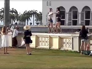 Ulah 2 Turis Berpakaian Mini Bikin Masjid Malaysia Berang