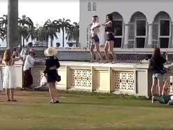 Ulah 2 Turis Berpakaian Mini Bikin Masjid Malaysia Berang