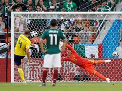 Andreas Granqvist pun sukses menceploskan bola. REUTERS/Darren Staples.