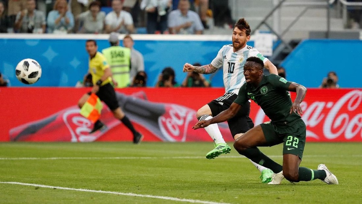 Lionel Messi saat menjebol gawang Argentina. (Foto: Toru Hanai/Reuters)