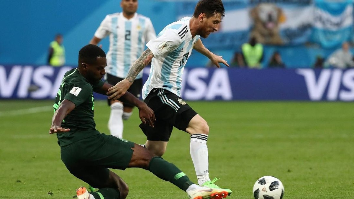 Aksi giringan bola Lionel Messi di laga lawan Argentina, yang membuatnya melampaui sebuah statistik Maradona di Piala Dunia (Foto: Sergio Perez/Reuters)