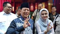 Semringahnya Sudrajat Mencoblos Ditemani Istri