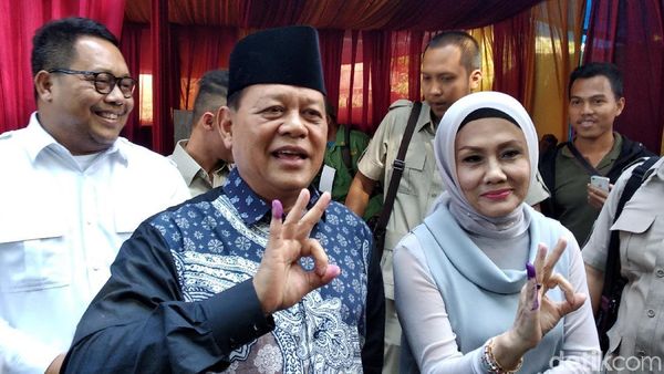 Semringahnya Sudrajat Mencoblos Ditemani Istri