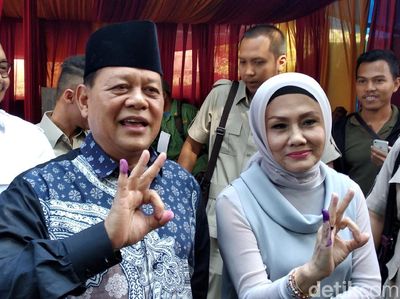 Semringahnya Sudrajat Mencoblos Ditemani Istri