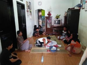 Anih Meninggal Mendadak Saat Mencoblos di TPS Karawang Anih Meninggal Mendadak Saat Mencoblos di TPS Karawang