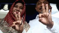 Momen Syaikhu Gendong Cucu hingga Pamer 3 Jari di TPS