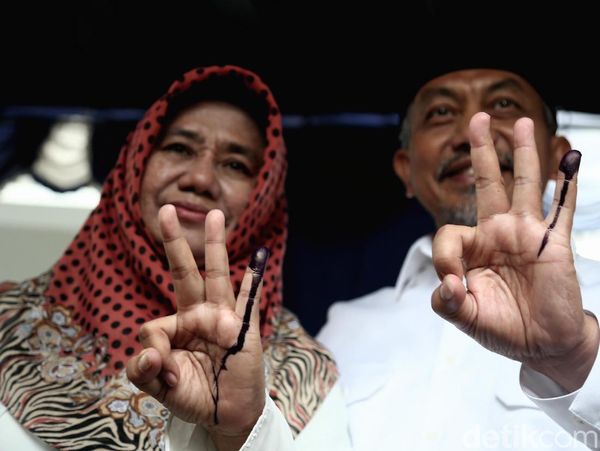 Momen Syaikhu Gendong Cucu hingga Pamer 3 Jari di TPS