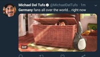 Sebaliknya fans Jerman pasti bakal bersembunyi takut kena bully. Ayo dong keluar kalau berani. (Foto: Twitter @MichaelDelTufo)