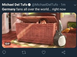 Sebaliknya fans Jerman pasti bakal bersembunyi takut kena bully. Ayo dong keluar kalau berani. (Foto: Twitter @MichaelDelTufo)