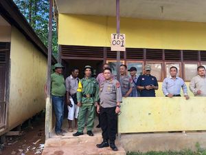 Pemungutan Suara di TPS Pedalaman Kalbar Berjalan Kondusif Pemungutan Suara di TPS Pedalaman Kalbar Berjalan Kondusif