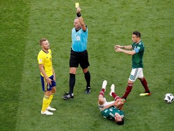 Pertandingan berlangsung keras, sejumlah kartu kuning dikeluarkan wasit. REUTERS/Damir Sagolj.