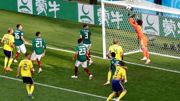 Kiper Meksiko, Guillermo Ochoa tampil gemilang di babak pertama.