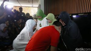 Suasana Haru Saat Kang Emil Sungkem ke Ortu Sebelum Nyoblos