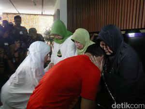Suasana Haru Saat Kang Emil Sungkem ke Ortu Sebelum Nyoblos