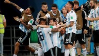 Gol Messi yang tercipta di menit ke-14 itu merupakan gol ke-100 dalam gelaran Piala Dunia 2018. Buat Messi sendiri, itu menjadi golnya yang keenam di Piala Dunia dengan tiga di antaranya ia cetak ke gawang Nigeria. Reuters/Jorge Silva.