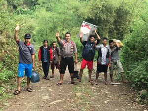 Perjuangan Polisi Bantu Distribusi Surat Suara Pilkada di Maros Perjuangan Polisi Bantu Distribusi Surat Suara Pilkada di Maros