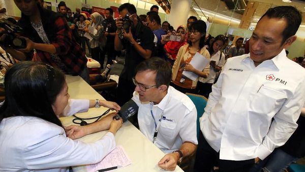 AXA Mandiri Serahkan Dua Motor Ambulans untuk PMI