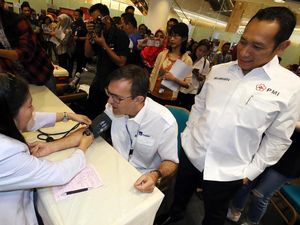 AXA Mandiri Serahkan Dua Motor Ambulans untuk PMI