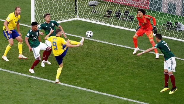Swedia punya sejumlah peluang bagus untuk mencetak gol di babak pertama.