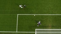 Messi mencetak golnya itu usai menerima umpan panjang dari tengah lapangan. Tanpa buang peluang, Messi menjebol gawang Argentina. (Foto: Alex Livesey/Getty Images)