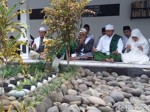 Sebelum Nyoblos, Uu Ziarah ke Makam Kakek dan Doa Bersama