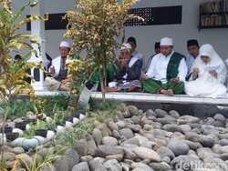 Sebelum Nyoblos, Uu Ziarah ke Makam Kakek dan Doa Bersama