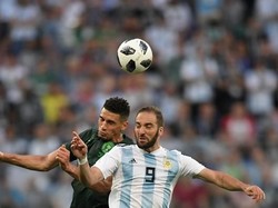 Serangan demi serangan terus dilakukan oleh kedua tim. Gabriel Bouys/AFP/Getty Images.