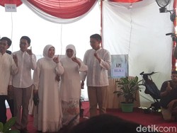 Si Bungsu Pertama Kali Nyoblos Pilgub Jatim, Khofifah Antusias