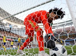 Guillermo Ochoa tiga kali memungut bola dari gawangnya. REUTERS/Andrew Couldridge.