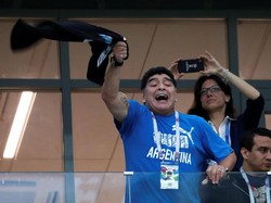 Tiba di Meksiko, Maradona Dorong Fans yang Ingin Berfoto Dengannya