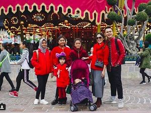 Kompaknya Ussy Sulistiawaty dan Keluarga Pakai Baju Kembaran