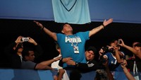 Maradona terlihat hadir menonton pertandingan Argentina vs Nigeria di bangku penonton Stadion St. Petersburg, Rusia. Sergio Perez/Reuters.
